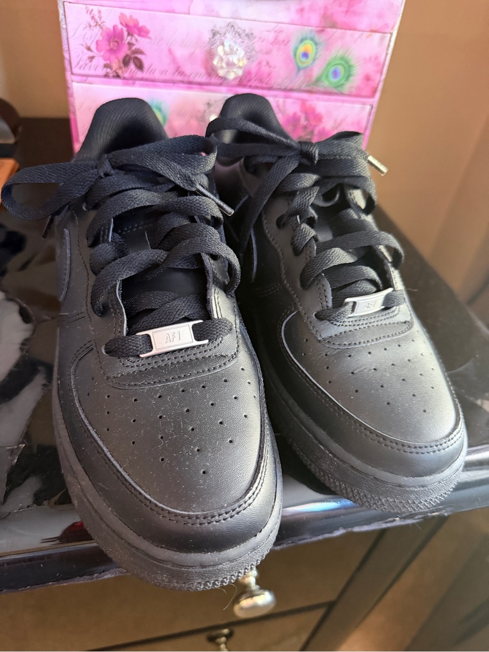 Men's Black Leather Low-Top Sneaker with Cushioned Sole - Picture 6 of 9